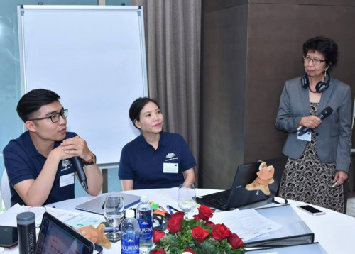 2420lecturers20from20vocational20college20was20trained20in20logistics 24 giảng viên của các trường cao đẳng nghề và cán bộ đào tạo của các doanh nghiệp logisitcs đã được trang bị kiến thức về đào tạo dựa trên năng lực thực hiện, kỹ năng đánh giá và được nhận chứng chỉ quốc tế. Ảnh: Giảng viên và học viên trong phần thảo luận