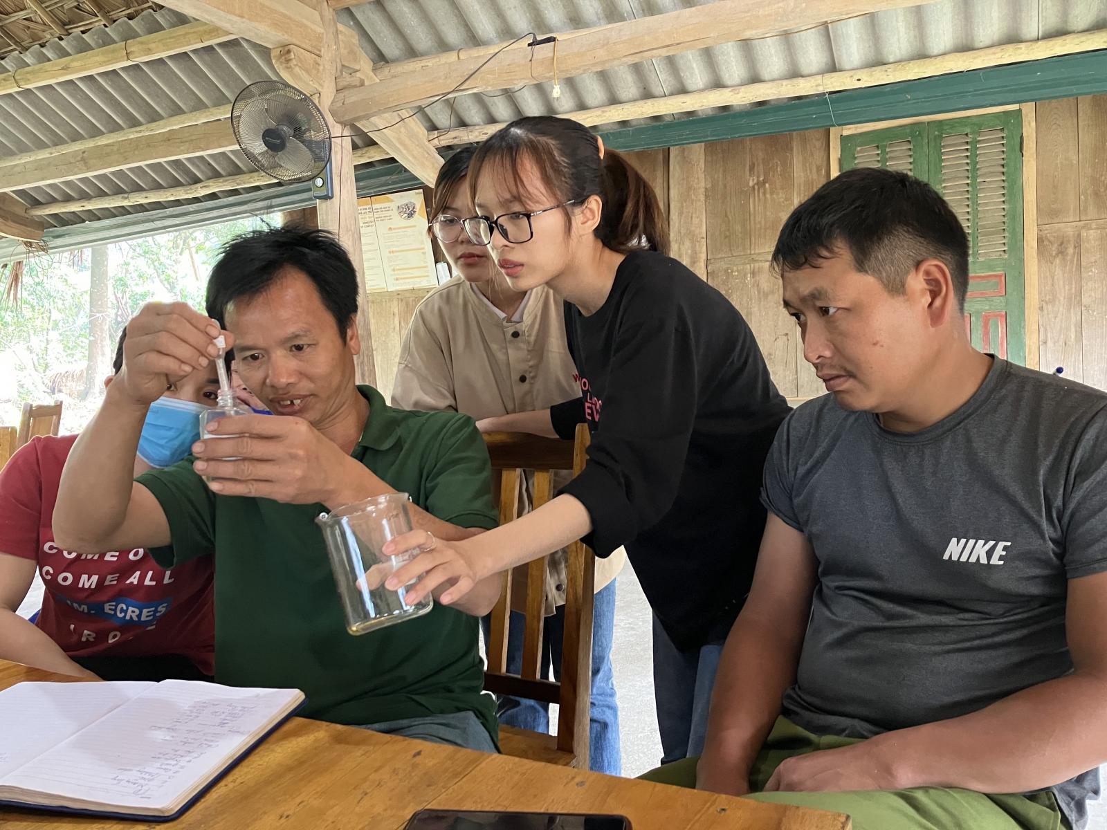 aagf-r4-00183_20training20for20local20people20about20medical20herbs20in20sung20village20da20bac20hoa20binh_2_resize-1