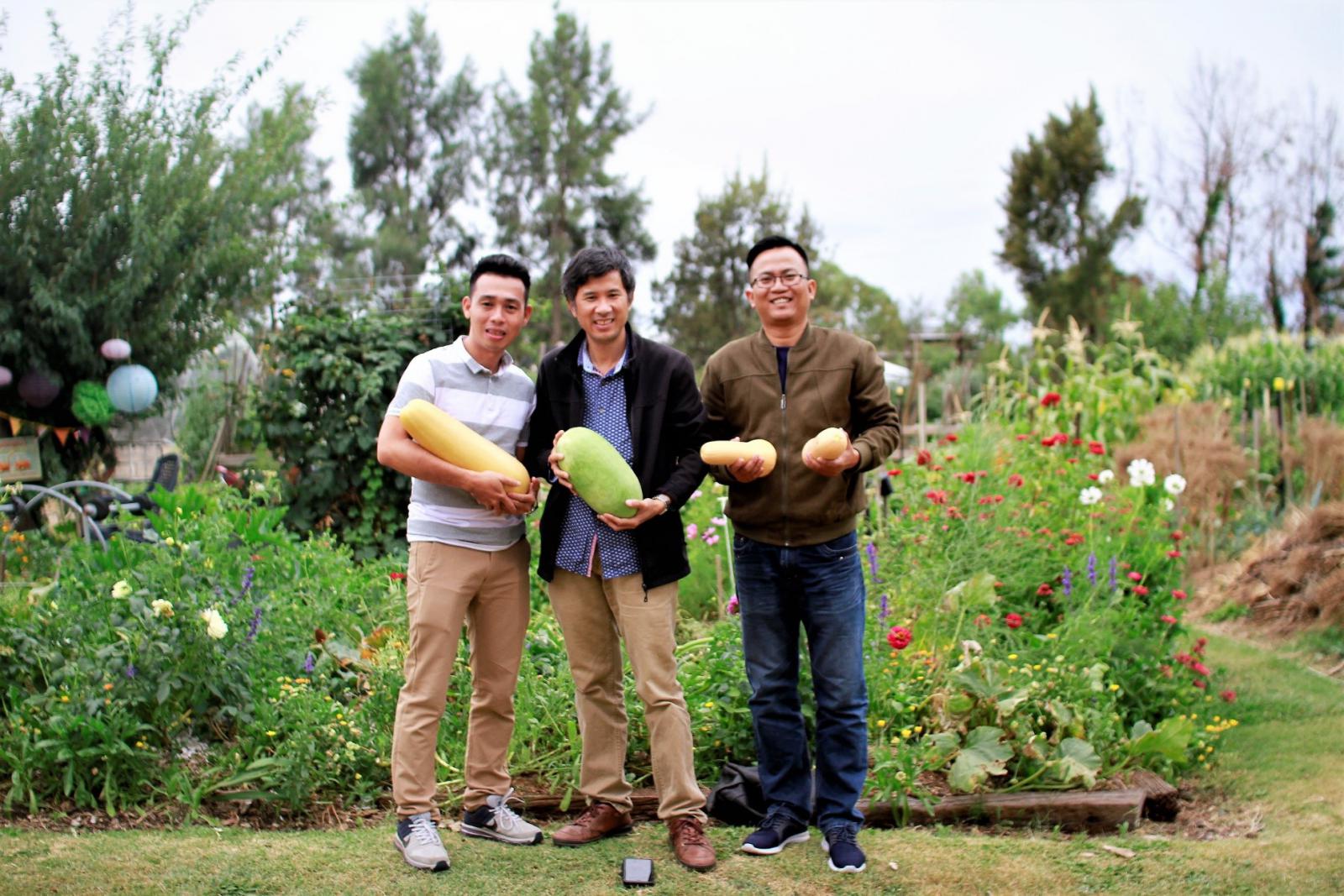 Australian Alumni who initiated and implemented project on “Promoting the Vietnam-Australia partnership in Organic Agriculture Development in An Giang Province” funded by the Australian Alumni Grant Fund (AAGF) from 2018-2019: MSc. Nguyen Van Thai, Dr. Nguyen Van Kien, MSc. Le Ngoc Hiep