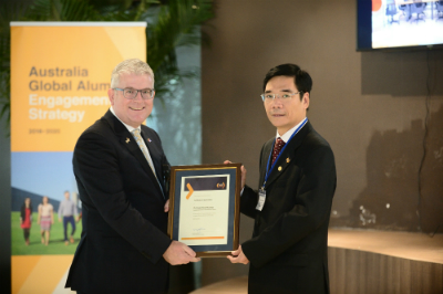 Australian Ambassador HE Mr Craig Chittick grants the Certificate of Appreciation to Dr Doan Duy Khuong, one of the two Australia Global Alumni Ambassadors for Vietnam