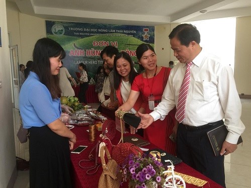 Associate Professor, Dr Tran Van Dien, TUAF’s Rector, learning about creative handmade products made by the university’s female lecturers