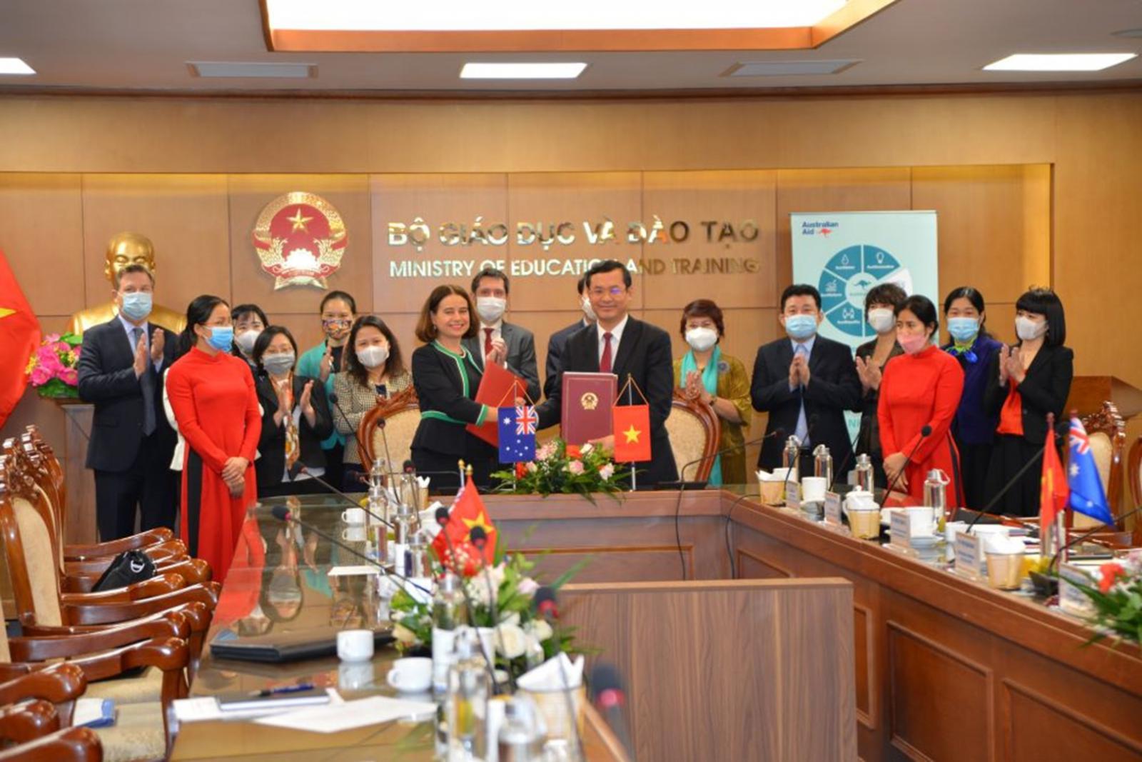 MOET Vice Minister Nguyen Van Phu and Australia’s Ambassador to Vietnam Robyn Mudie signed the Supplementary Agreement on the Vietnam - Australia Human Resource Development Program from 2021-2025.