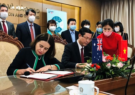 Robyn Mudie, Australian Ambassador and Assoc Prof Nguyen Van Phuc, MOET Vice Minister sign on the Subsidiary Arrangement for Aus4Skills Phase 2 (2021-2025). Photos: Embassy of Australia in Hanoi