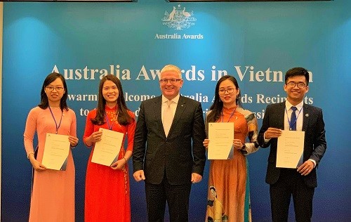 australian20ambassador20to20vietnam20-20he20mr20craig20chittick20and20aas20recipients20in20a20group20photo-1 Australian Ambassador to Vietnam, HE Mr. Craig Chittick and Australia Awards Scholarship recipients in a group photo