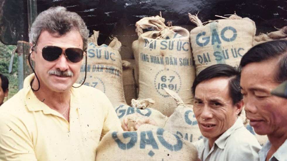 australian20ambassador20to20vietnam20graham20alliband20is20pictured20during20a20trip20to20deliver20food20aid20in20son20la20province20in201991-1 Australian Ambassador to Vietnam Graham Alliband is pictured during a trip to deliver food aid in Son La province, Northern Vietnam in 1991