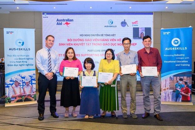 Mr. Ciaran Chestnutt - Deputy Consul General of Australia in Ho Chi Minh City - awarded the certificates of completion the training course participants.