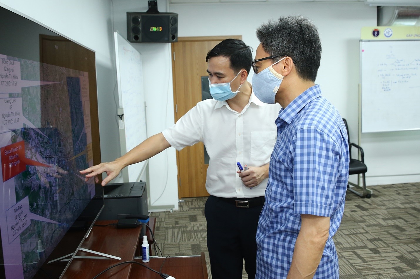deputy20prime20minister20vu20duc20dam20and20bui20the20duy-1 In the afternoon of May 22nd, Deputy Prime Minister Vu Duc Dam attended the briefing given by Deputy Minister of Science and Technology Bui The Duy on new infection cases at SPICA company (Que Vo 1 Industrial Park, Bac Ninh. Photo: VGP/Dinh Nam