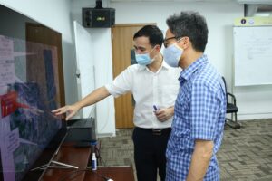 In the afternoon of May 22nd, Deputy Prime Minister Vu Duc Dam attended the briefing given by Deputy Minister of Science and Technology Bui The Duy on new infection cases at SPICA company (Que Vo 1 Industrial Park, Bac Ninh. Photo: VGP/Dinh Nam