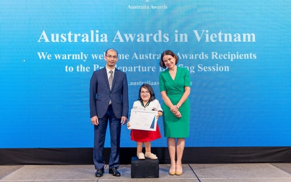 Dinh Thi Ly (centre) successfully started her own business many years ago, and won an Australia Awards scholarship to study entrepreneurship and innovation in Australia.