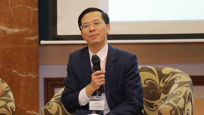 doctor20vu20van20giap20discussing20with20australian20alumni Doctor Vu Van Giap discussing with Australian alumni