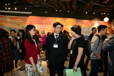 Dr Doan Duy Khuong, Australia Global Alumni Ambassador, talks with two other alumni at the event