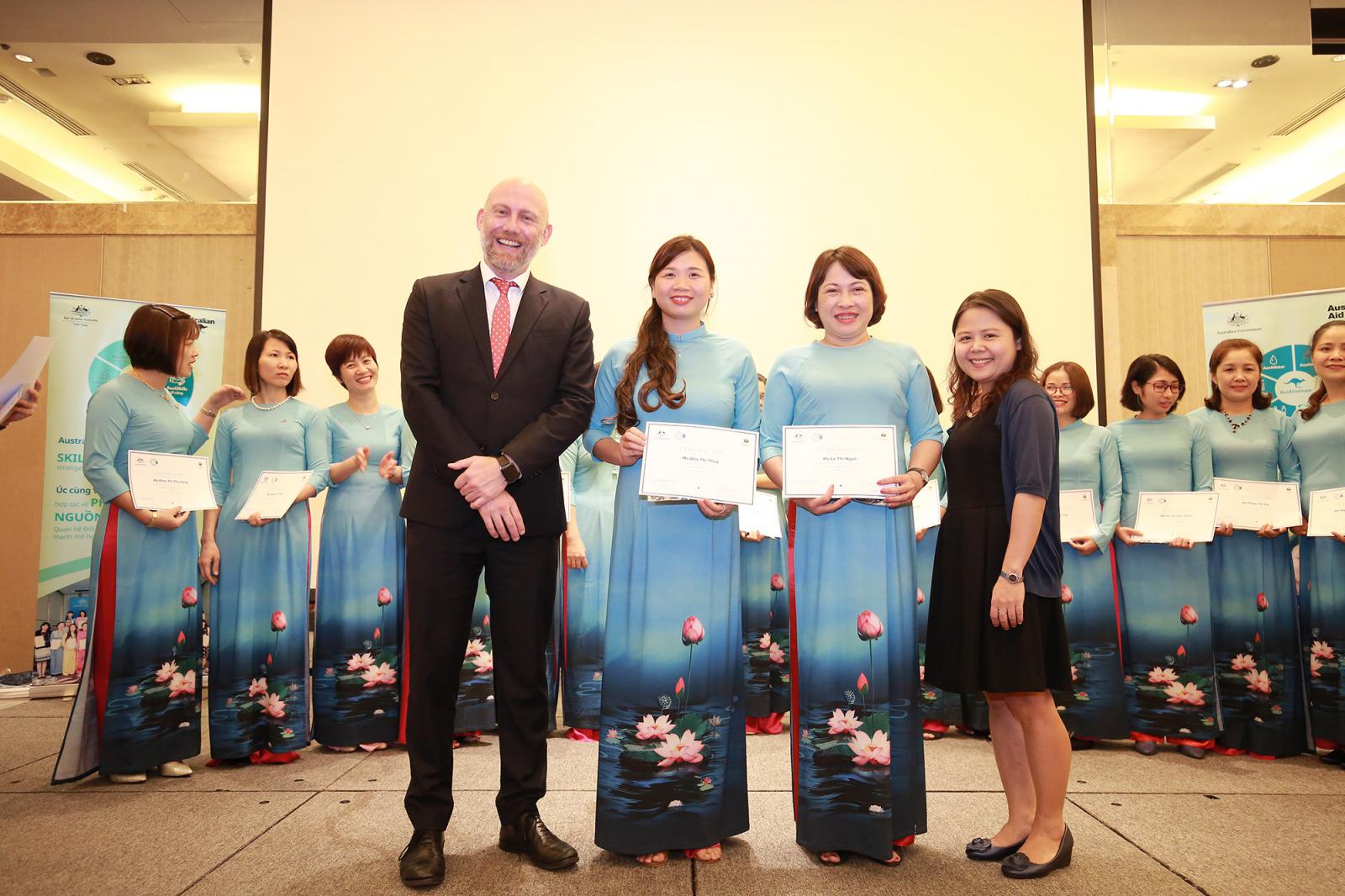 Dr. Lê Thị Ngân (third from left) received a Certificate of Participation in the Australia Awards Short Course – Women in Leadership Journey