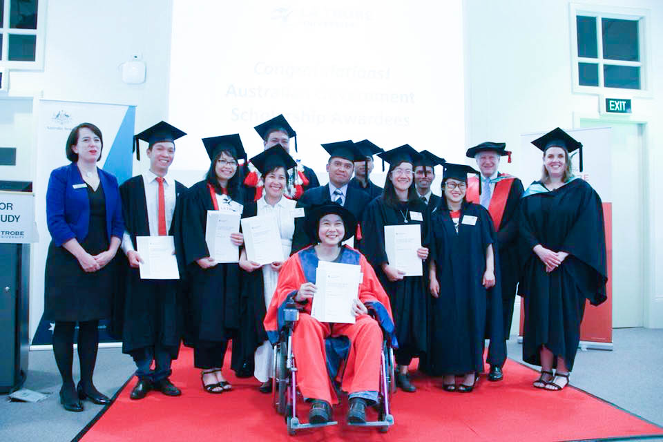 dr20vo20thi20hoang20yen20and20other20students20at20their20graduation20ceremony Dr Vo Thi Hoang Yen and other students at their graduation ceremony