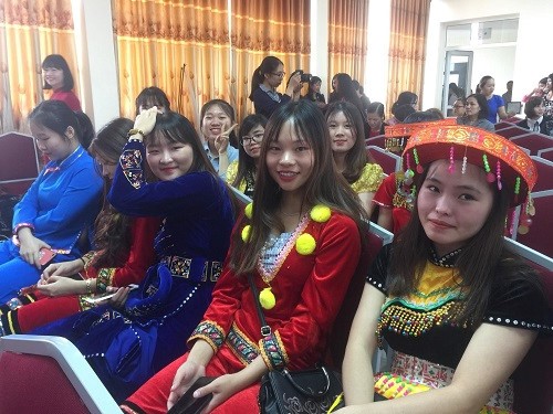 Ethnic minority female students participate in the ceremony