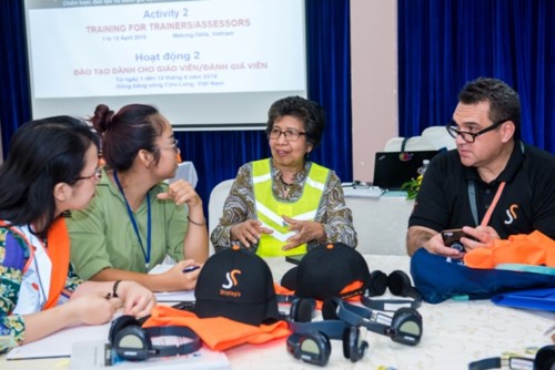 expert20lou20de20castro20myles20and20her20australian20colleague20discussing20with20vietnamese20trainees Expert Lou De Castro Myles and her Australian colleague discussing with Vietnamese trainees