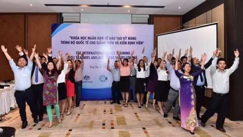 learnt20soft20skills20from20beloved20australia “Từ nước Úc thân yêu, ta được thêm những kỹ năng mềm…Cảm ơn người cho ta tri thức, để ta còn nghĩ tới tương lai…” những lời ca trìu mến cất lên từ trái tim của các học viên trong buổi tổng kết - trao chứng chỉ khóa học.