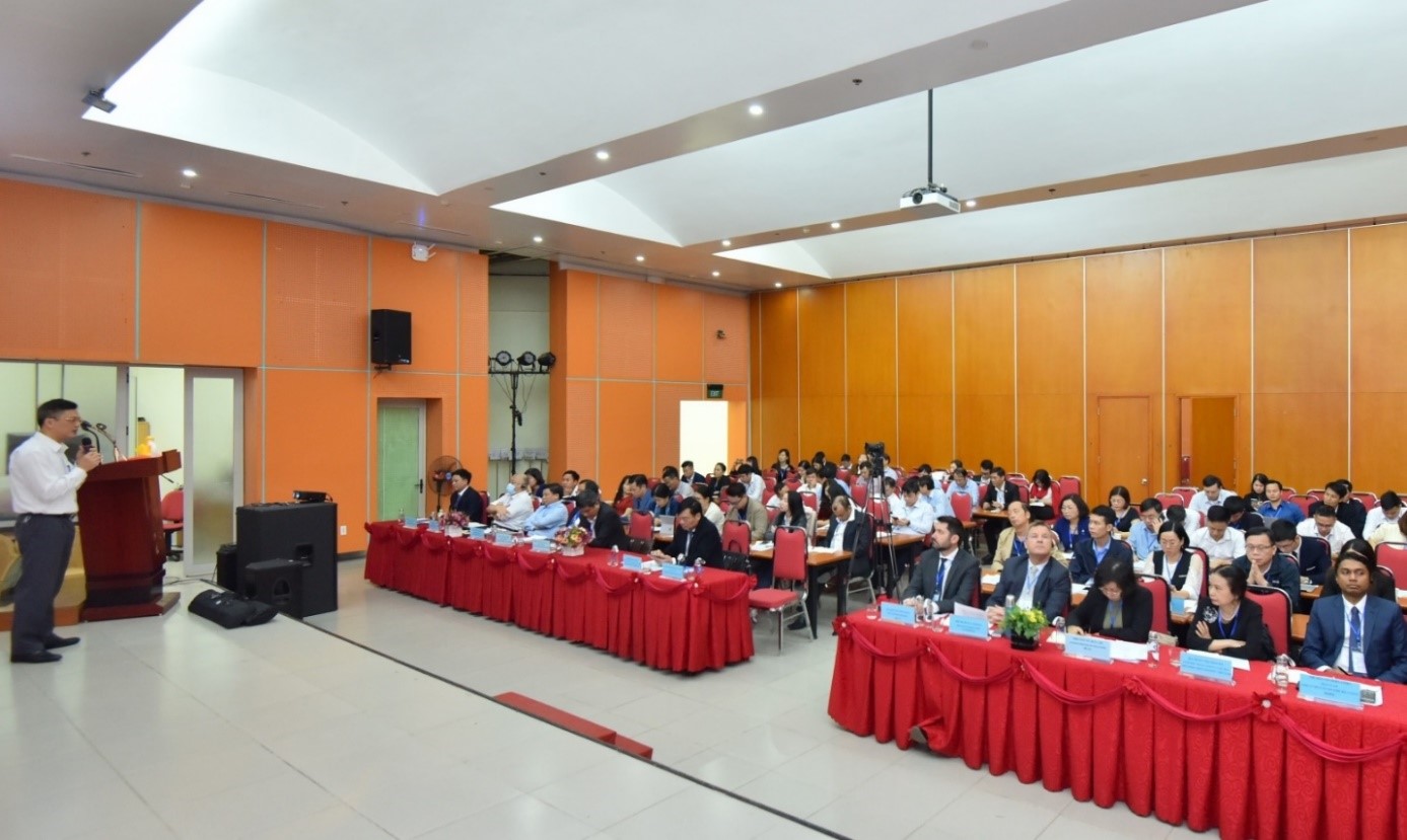 Local and international attendants at the Symposium