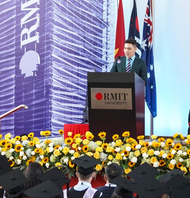 The Millennial businessman Bui Quang Minh speaking at the graduation ceremony of RMIT University 2021.