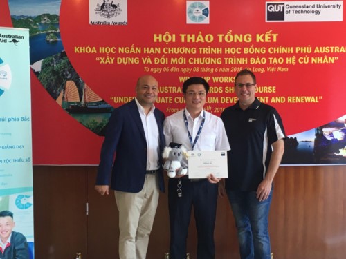 Mr. Do Anh Tai (centre) received a Certificate for the course on “Undergraduate Curriculum Development and Renewal” from The Queensland University of Technology’s expert