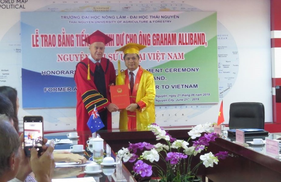 mr20graham20alliband20was20conferred20an20honorary20doctorate20from20thai20nguyen20university20of20agriculture20and20forestry Mr. Graham Alliband was conferred an honorary doctorate from Thai Nguyen University of Agriculture and Forestry. Photo: Website of Thai Nguyen University.