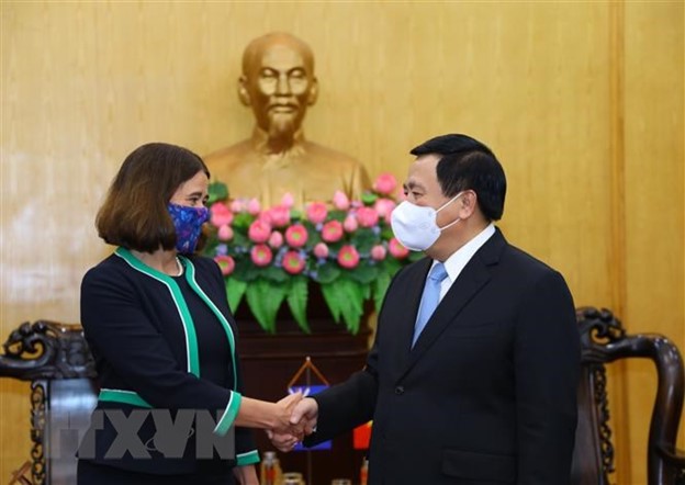 Mr. Nguyen Xuan Thang welcomed Ambassador Robyn Mudie. (Photo: Nguyen Diep/VNA)