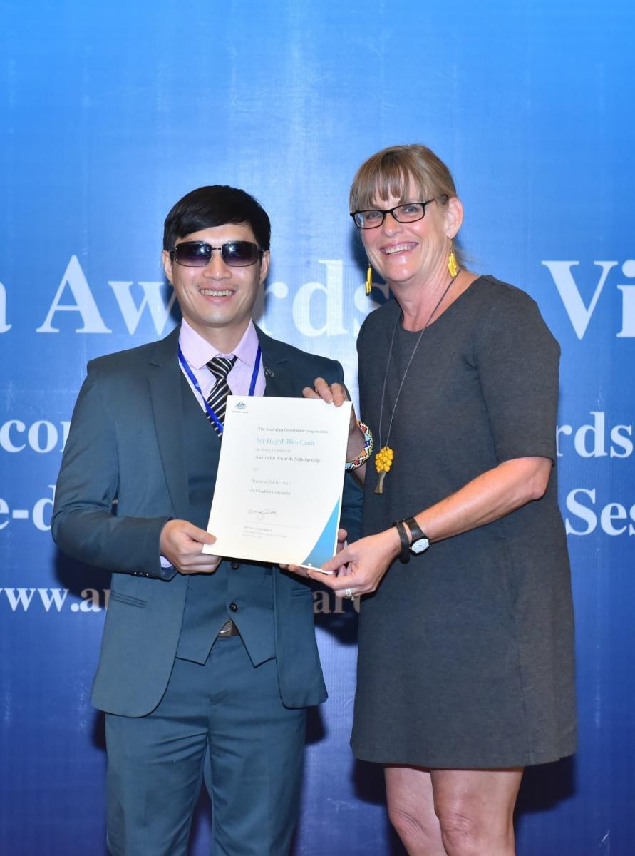 Ms Karen Lanyon, Consul General in Ho Chi Minh City presenting the scholarship certificate to Huynh Huu Canh