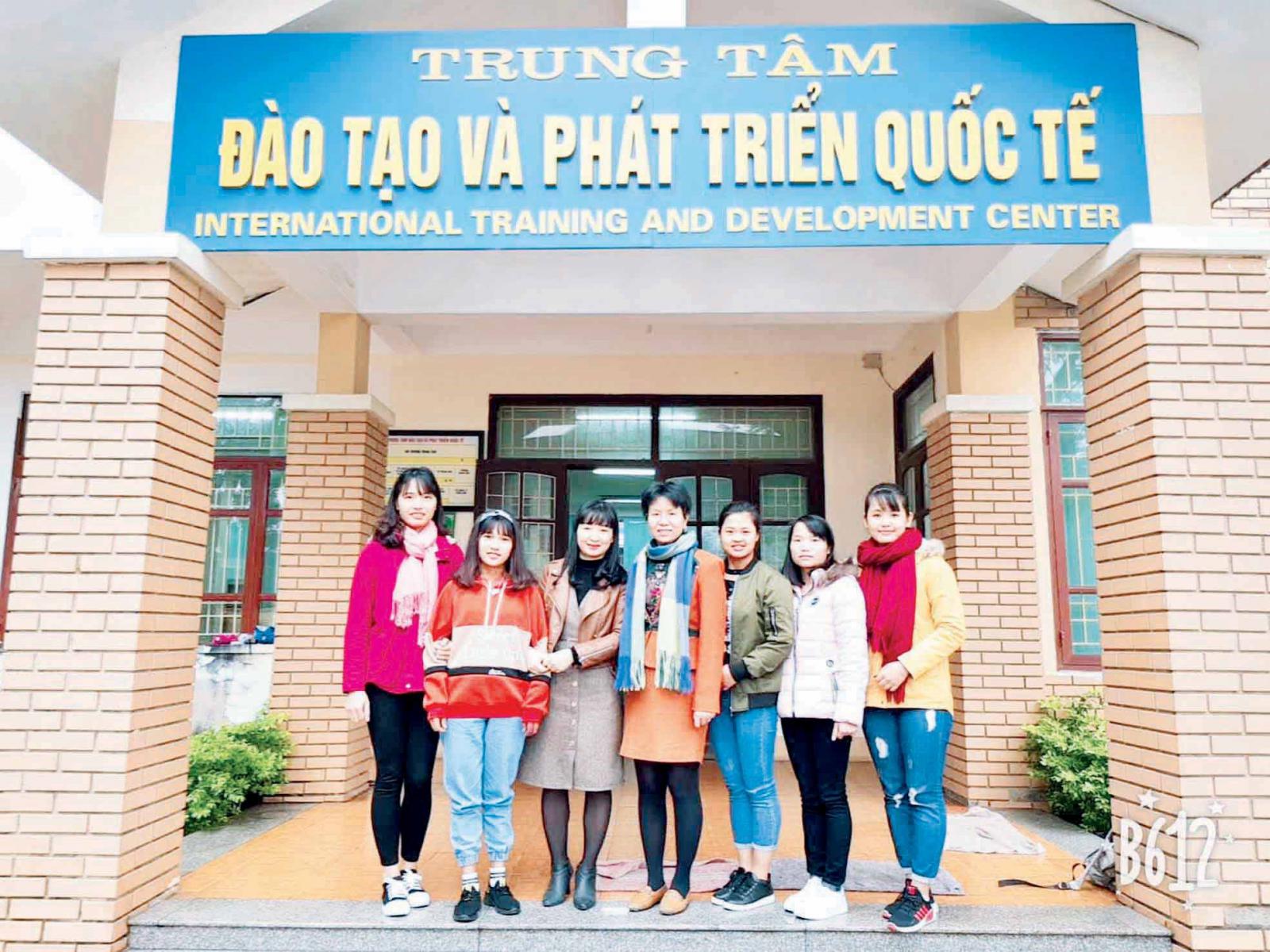 ms20nguyen20thi20mai20thu20photographed20with20an20expert20and20female20students Ms. Nguyen Thi Mai Thu (third from left) photographed with an expert and female students of the University of Agriculture and Forestry after the training session on gender and reproductive healthcare. Photo: by the interviewee.