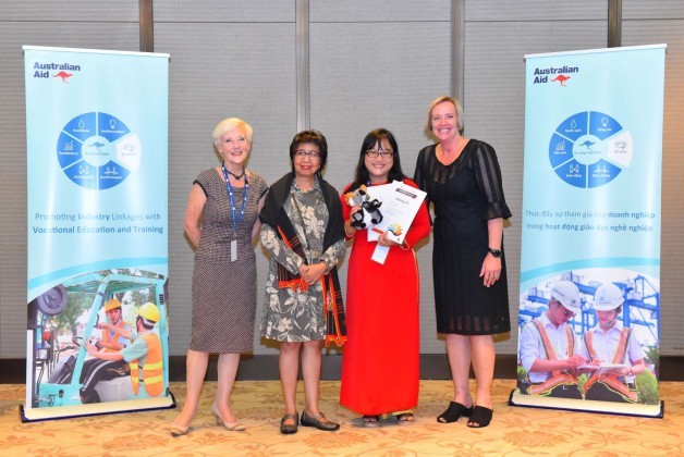 Ms. Petrina Lawson, Deputy Consul General of Australia in Ho Chi Minh City (right), awarded the certificate of completion to a course participant.