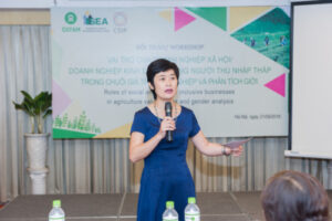 Chị Phạm Kiều Oanh – 1 trong 20 phụ nữ ảnh hưởng nhất Việt Nam năm 2016, người sáng lập và Giám đốc của Trung tâm Hỗ trợ sáng kiến phục vụ cộng đồng (CSIP) Việt Nam, Cựu sinh viên Chương trình học bổng dài hạn Chính phủ Australia.