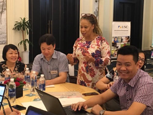 Ms. Tami Harriot, Educational expert and participants from Thai Nguyen University in group work