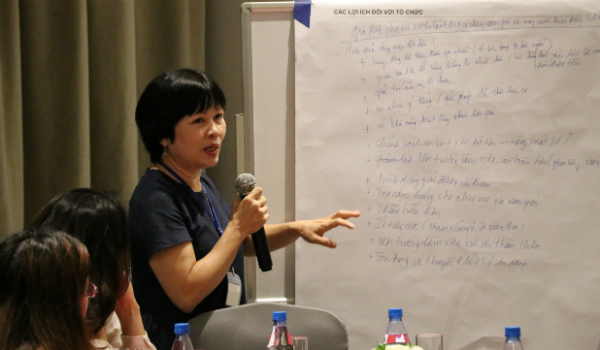 ms_khuat_thu_hong Ms Khuat Thu Hong, co-founder of Institute for Social Development Studies and Australia Awards Fellow, is explaining the benefits of women in leadership