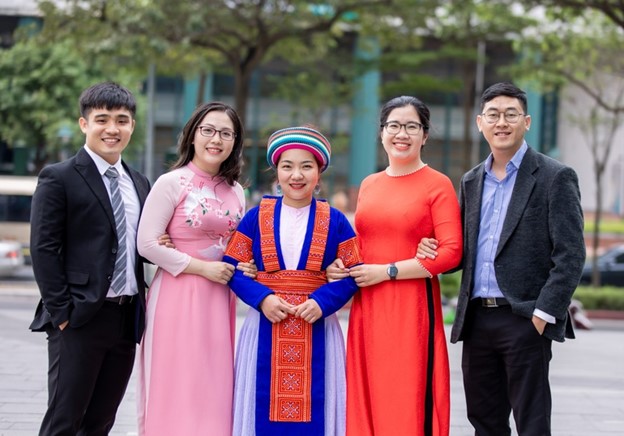 Nguyen Huu Huy Hoang and new awardees ready for departure for Australia.