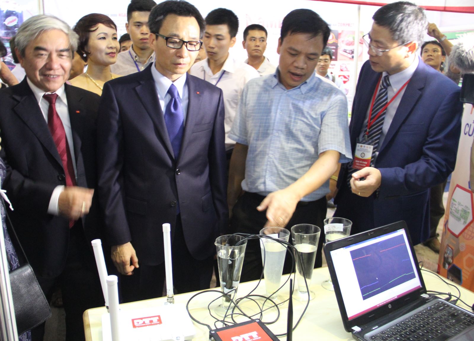 Nguyen The Trung introducing the OIP (Open IoT Platform) solution to Deputy Prime Minister Vu Duc Dam and Minister of Science and Technology Nguyen Quan at the International TechMart Vietnam 2015