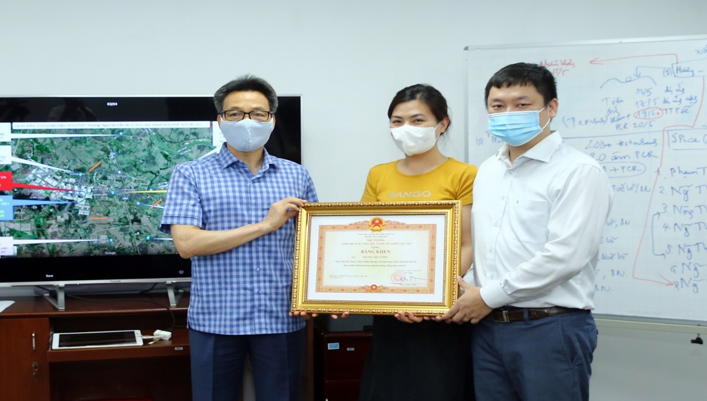 nguyen20viet20cuong20and20his20wife20received20a20certificate20of20merit20while20processing20pandemic20information20in20their20hometown