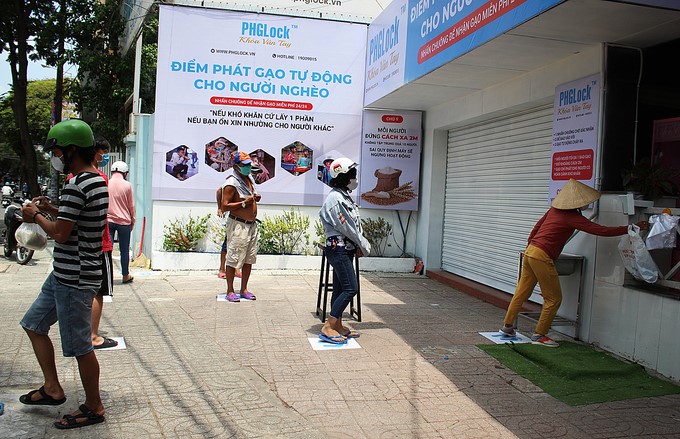 People lining up for their turns. ATM operational 24/24. – Photo: Diep Phan