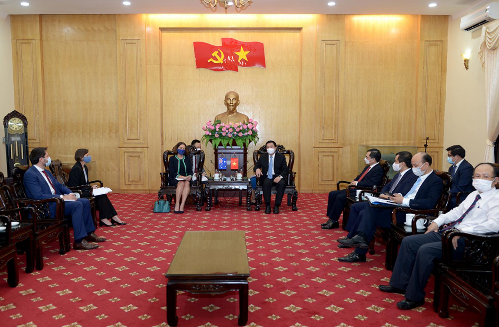 Prof. Dr. Nguyen Xuan Thang, Member of the Politburo, President of the Ho Chi Minh National Academy of Politics, Chairman of the Central Theoretical Council, hosted a meeting with H.E. Ms. Robyn Mudie, Australian Ambassador to Vietnam.