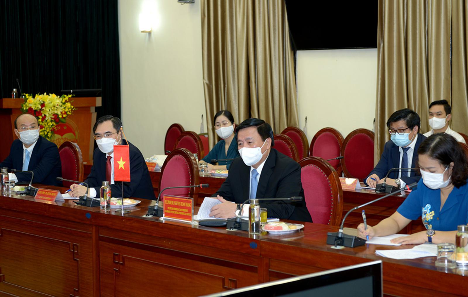 Prof. Dr. Nguyen Xuan Thang, Member of the Politburo, President of the Ho Chi Minh National Academy of Politics, Chairman of the Central Theoretical Council in discussion