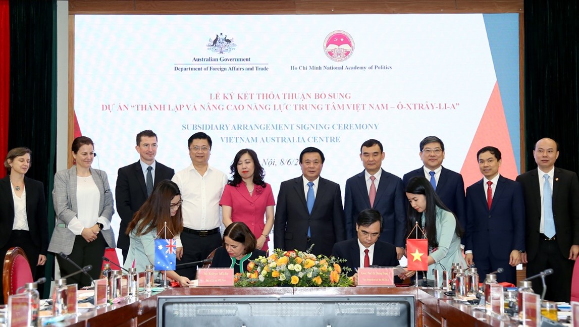 prof20dr_20nguyen20xuan20thang20and20delegates20witnessing20the20signing20of20the20agreement Prof Dr. Nguyen Xuan Thang and delegates witnessing the signing of the agreement.