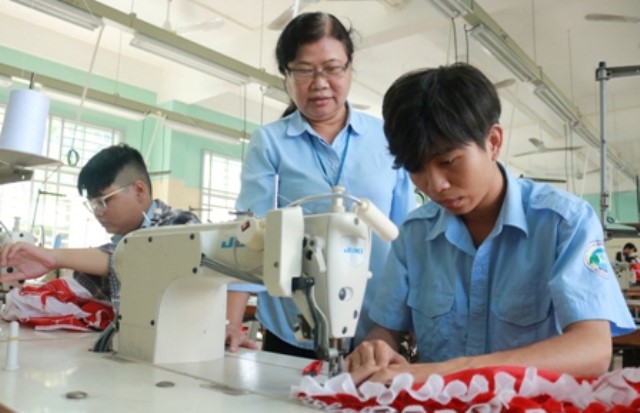students20at20nguyen20huu20canh20college20of20economics20and20industry-1 Students at Nguyễn Hữu Cảnh College of Economics and Industry, Ho Chi Minh City