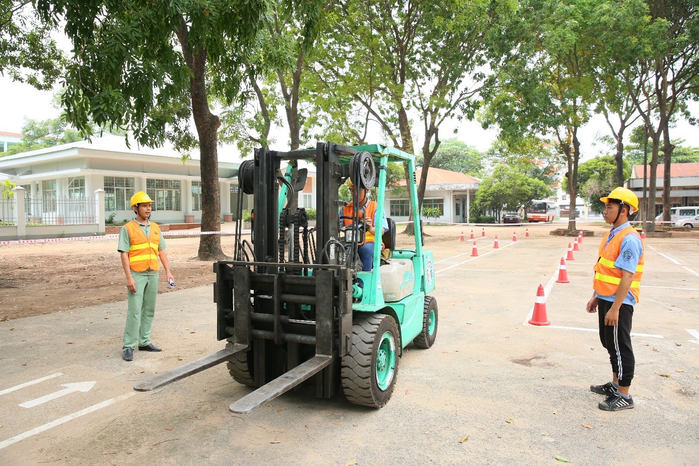 students20of20vocational20college20of20machinery20and20irrigation-1 Students of Vocational College of Machinery and Irrigation in a forklift operator training class