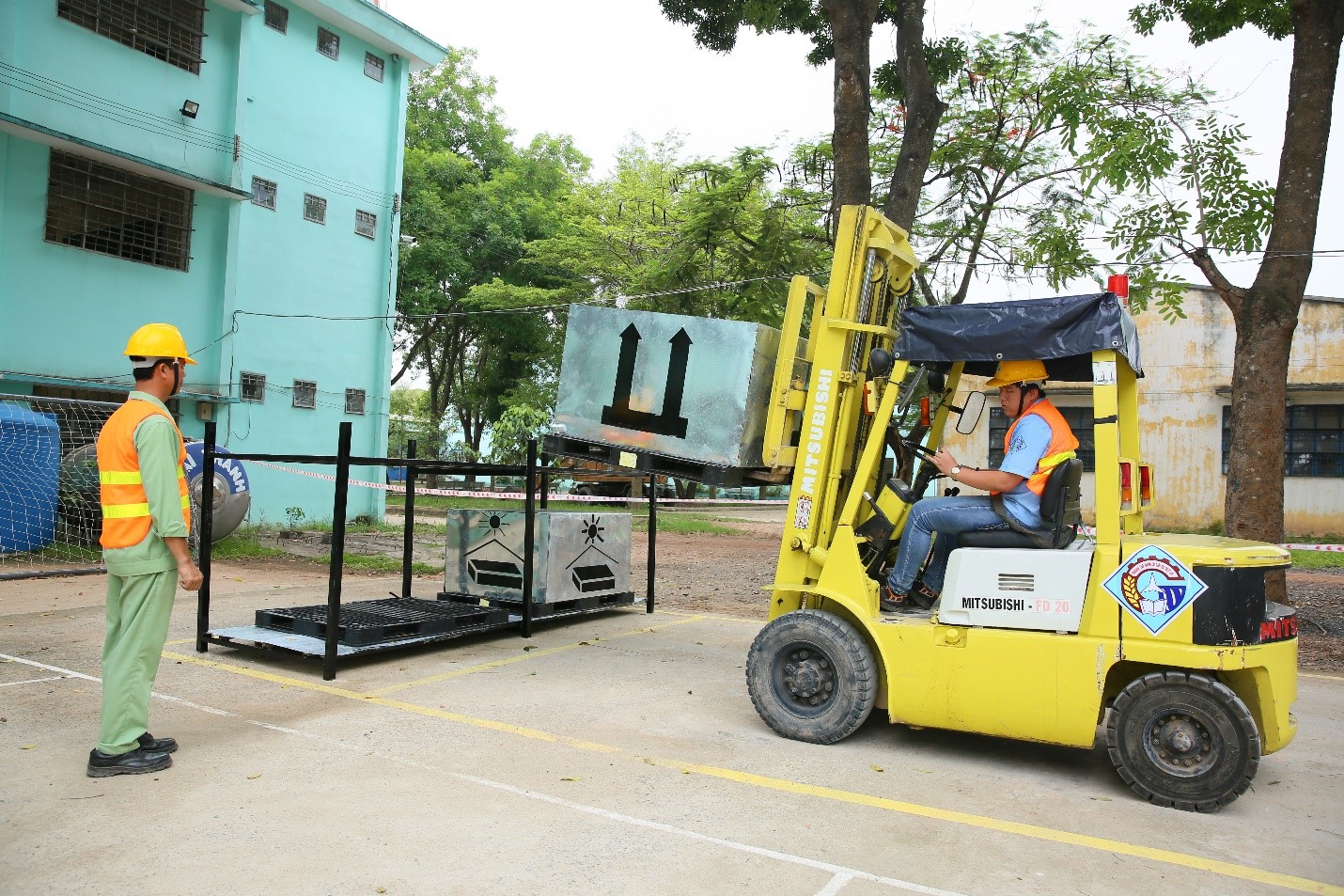 students20of20vocational20college20of20machinery20and20irrigation20in20a20forklift20operator20training20calss-1 Students of Vocational College of Machinery and Irrigation in a forklift operator training class