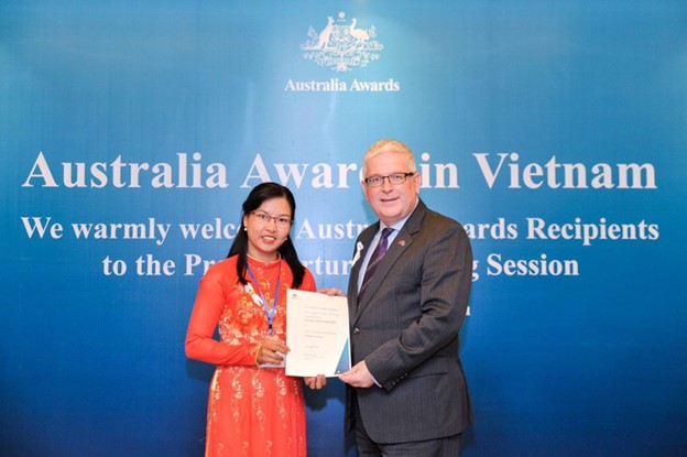 To Tram received the certificate of Australia Awards in 2018