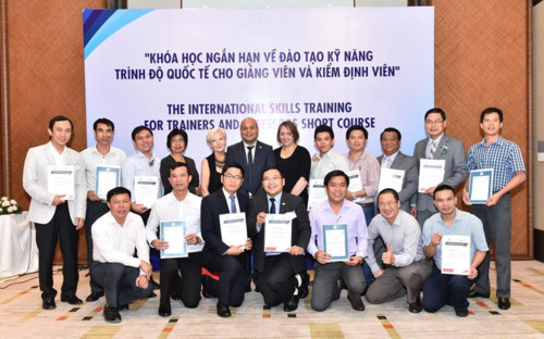 trainees20are20receiving20certificates Là một phần trong chương trình hỗ trợ của Chính phủ Úc về giáo dục và đào tạo nghề logistics, khóa học này giúp nâng cao chất lượng và tăng cường giáo dục nghề nghiệp đáp ứng nhu cầu của thị trường lao động thông qua thúc đẩy sự tham gia của doanh nghiệp trong hoạt động giáo dục nghề nghiệp.
