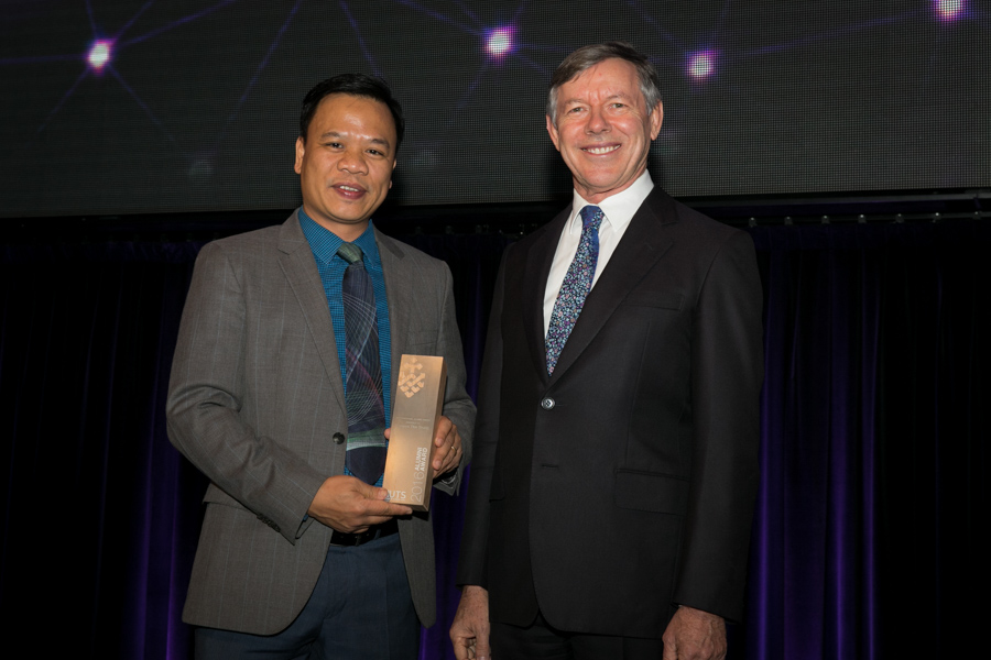 Nguyen The Trung/Trung receiving UTS International Alumni of the year 2016