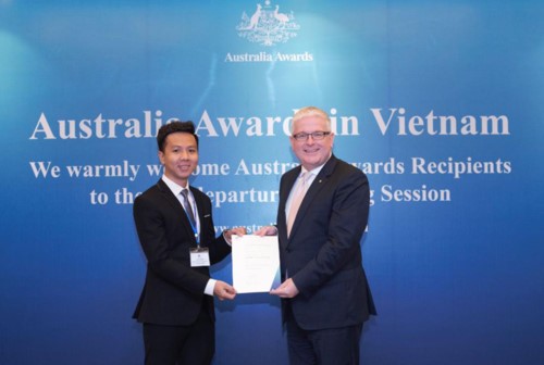 vo20van20oc20receives20a20scholarship20certificate20from20australian20ambassador20to20vietnam-1 Mr. Vo Van Oc receives a Scholarship Certificate from Australian Ambassador to Vietnam, HE Mr. Craig Chittick